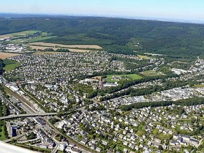 Blick Richtung NW, Meschede Nord, Kloster, Gartenstadt, ganz rechts unten das 'Seniorenzentrum Blickpunkt Meschede', ehemals Blindenheim P1360428_Meschede Nord